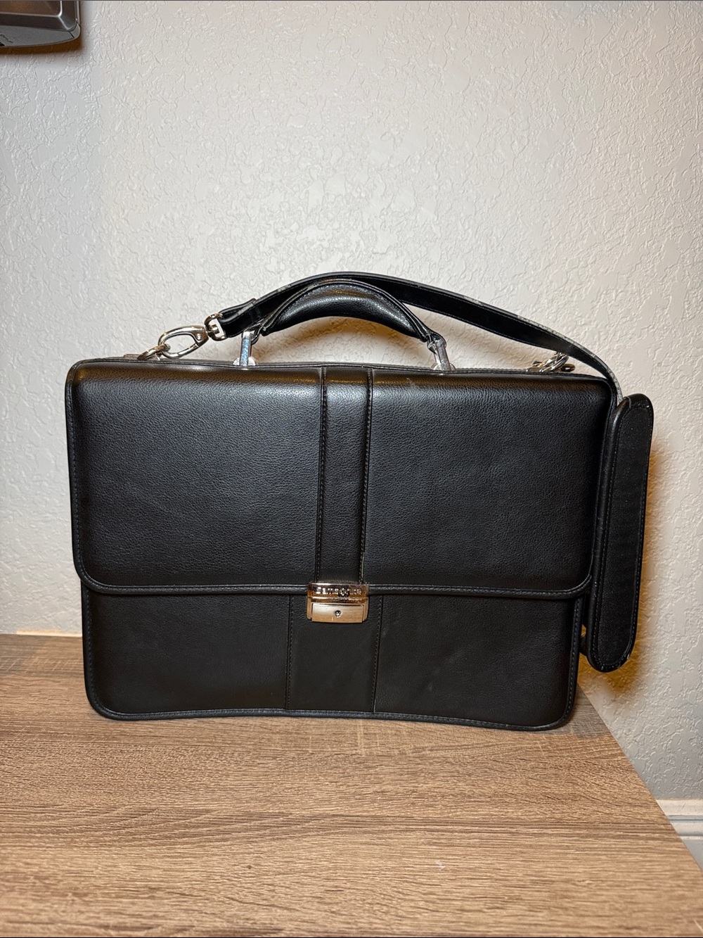 SAMSONITE Black Leather Flapover Briefcase Professional Business Bag